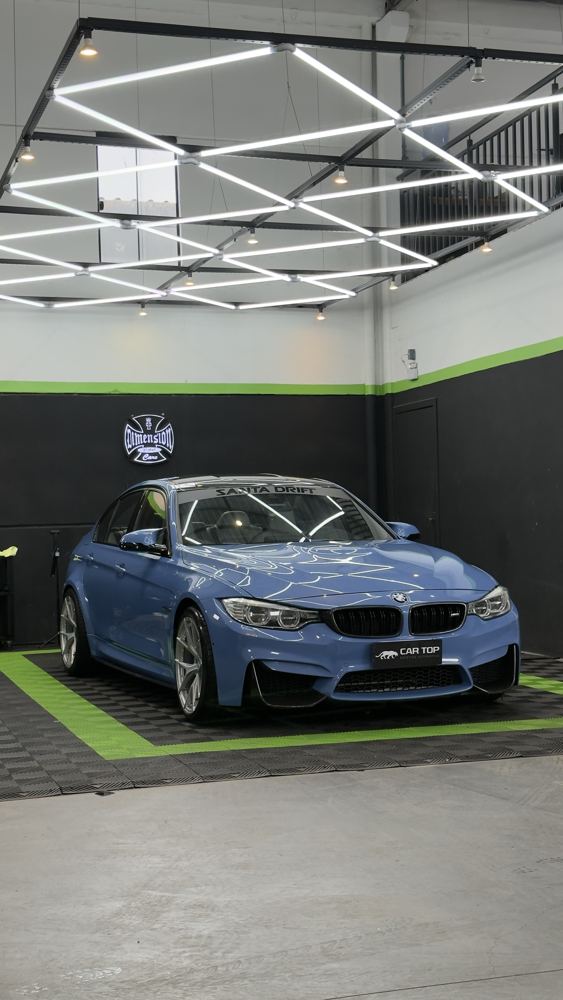 BMW azul com brilho espelhado no estúdio da Car Top