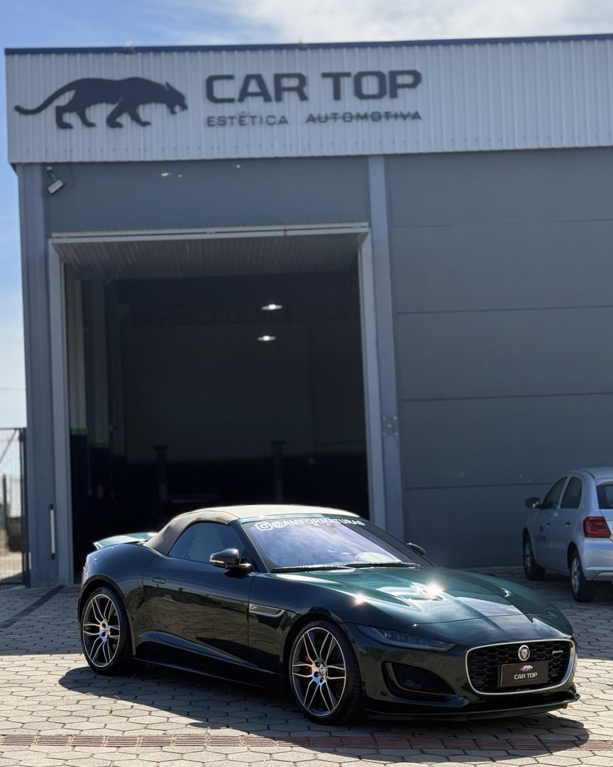 Fachada da Car Top Estética Automotiva com um Jaguar F-Type verde na entrada